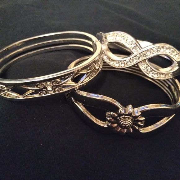 Jewelry - Three hinged silvertone bangels